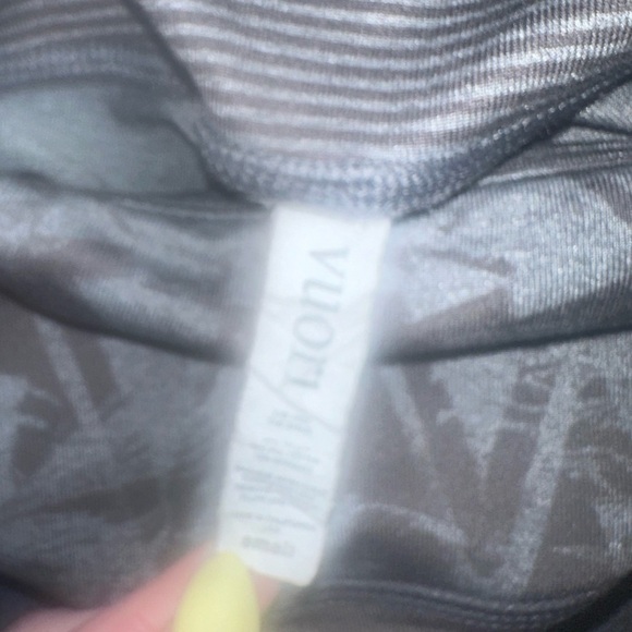 Vuori Cropped Gray Striped Leggings Size Small - Picture 3 of 4